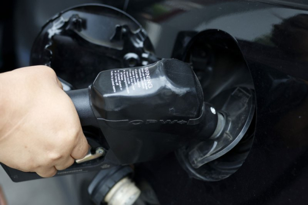 U.S. gas prices drop below $4 mark for first time since March 30 U.S. gas prices drop below $4 mark for first time since March 30