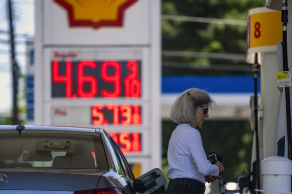 Average gas price hits $4 again in U.S. as Iran war intensifies Average gas price hits $4 again in U.S. as Iran war intensifies