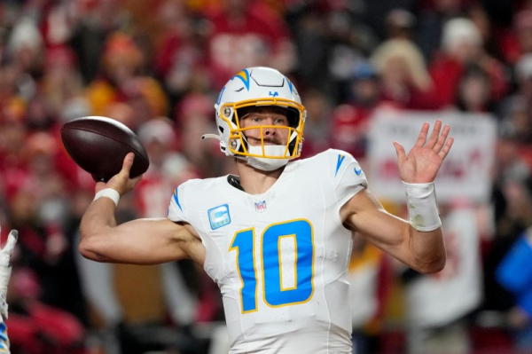 Chargers QB Justin Herbert, pop star Madison Beer get engaged