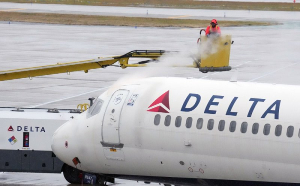 Delta flight hit by firework during Chicago landing Delta flight hit by firework during Chicago landing