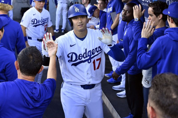 Dodgers' Shohei Ohtani clubs 300th career home run Dodgers' Shohei Ohtani clubs 300th career home run