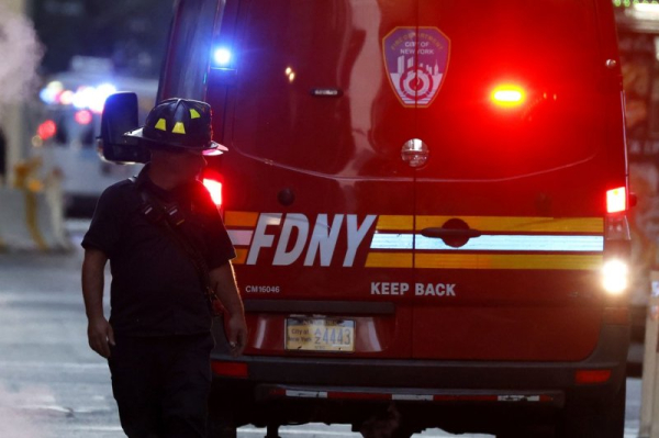 Seaplane carrying 10 crash lands in East River Seaplane carrying 10 crash lands in East River