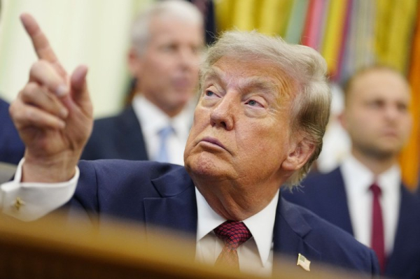 Trump orders Smithsonian to post signs about 'inaccurate' history Trump orders Smithsonian to post signs about 'inaccurate' history